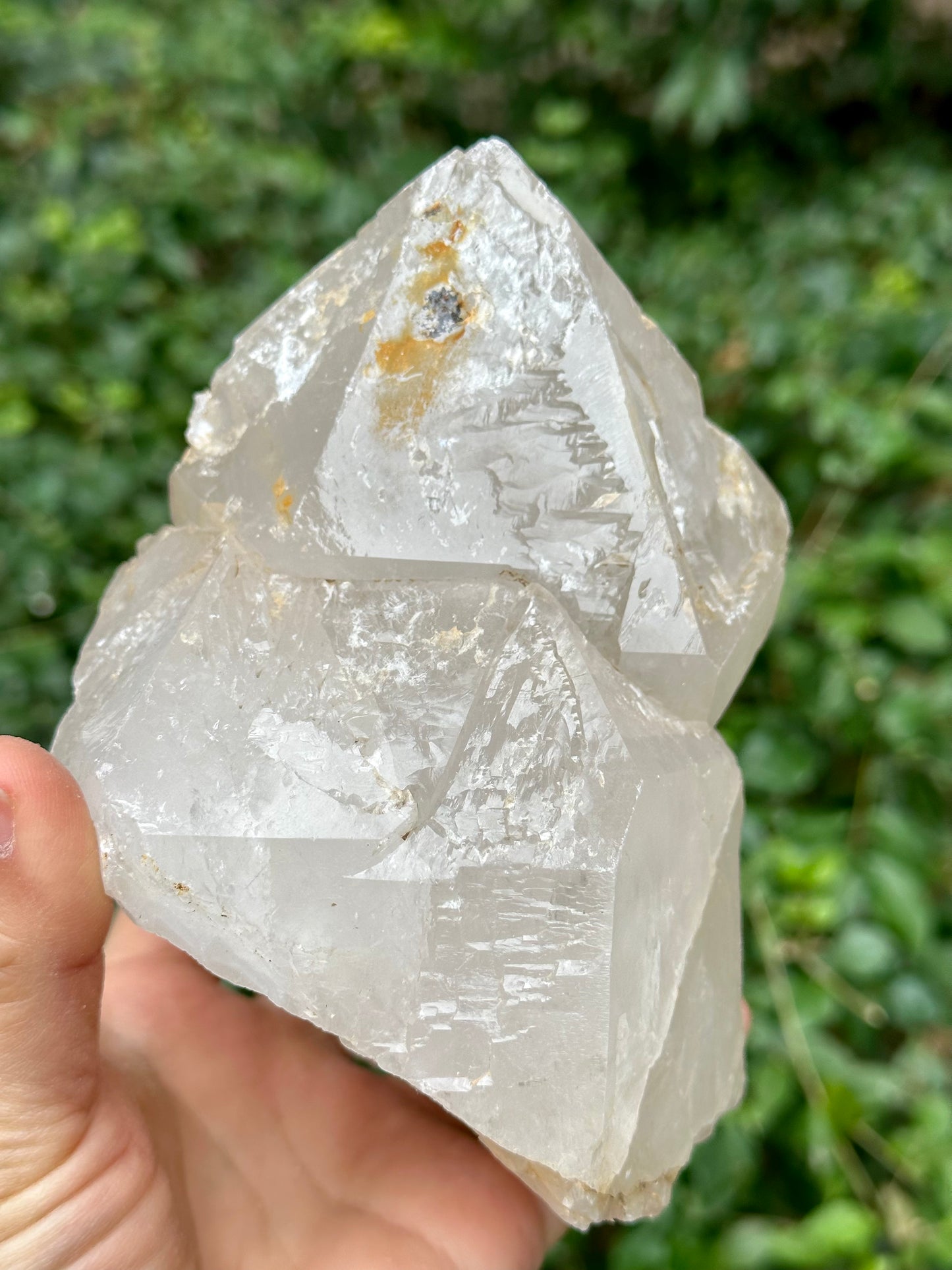 Grande pointe de cristal de quartz clair avec stries