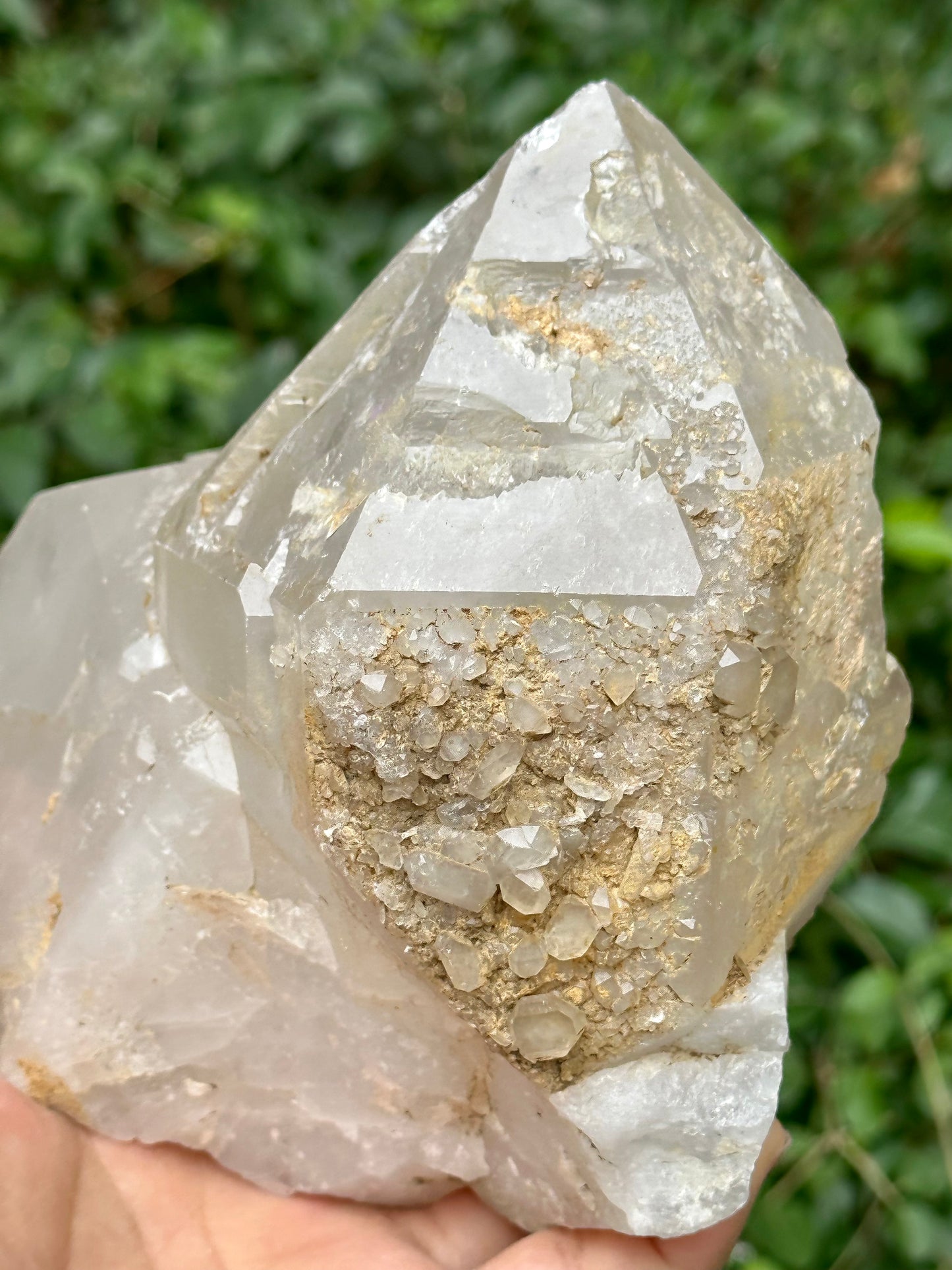 Grande pointe de cristal de quartz clair avec stries