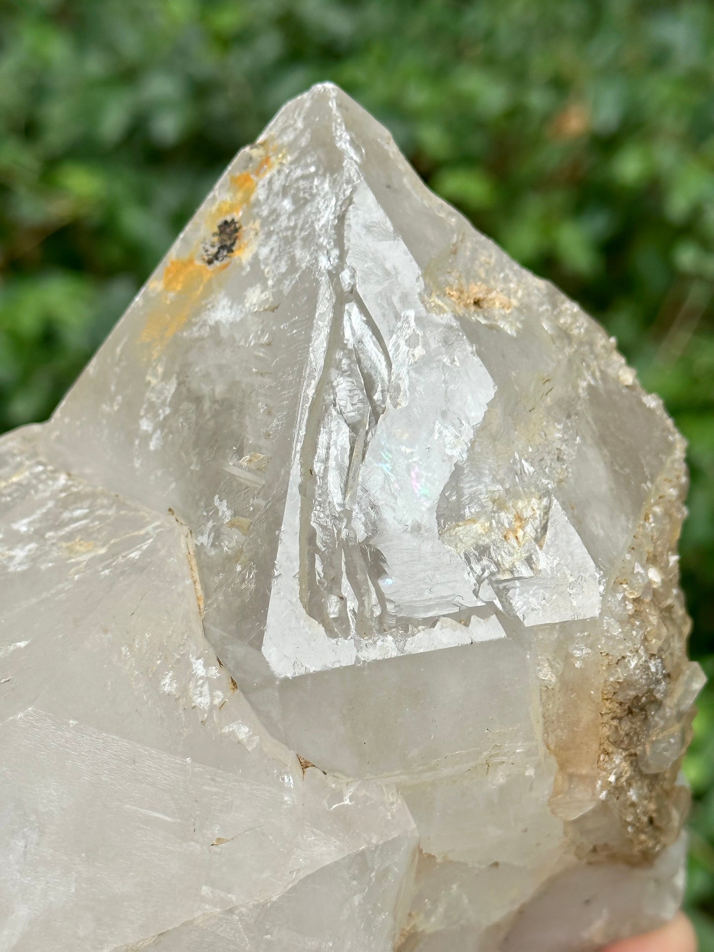 Grande pointe de cristal de quartz clair avec stries